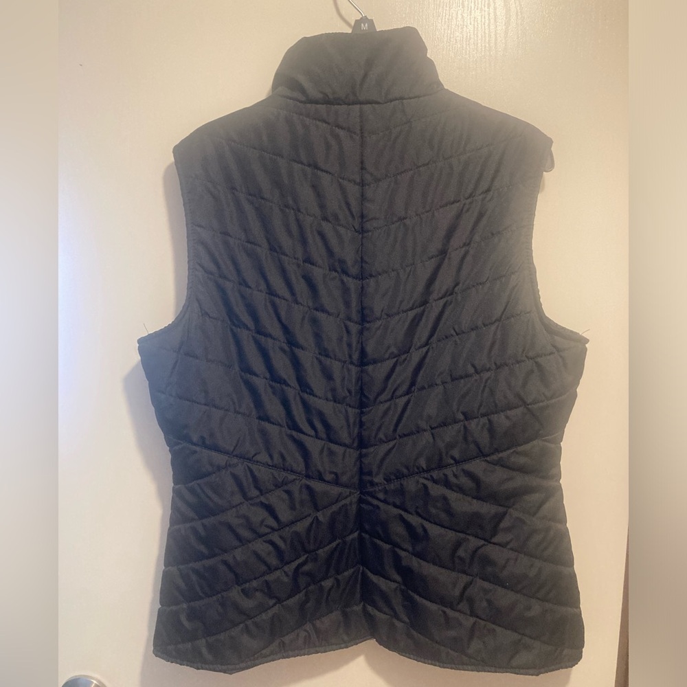 Black Rivet puffier vest - Picture 2 of 6